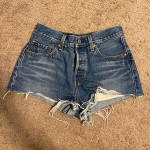 LEVI’s Ripped 501 Shorts